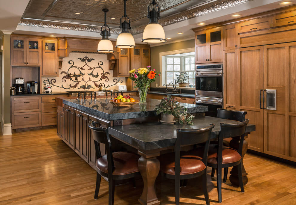 Traditional Kitchen with Simple Cabinetry